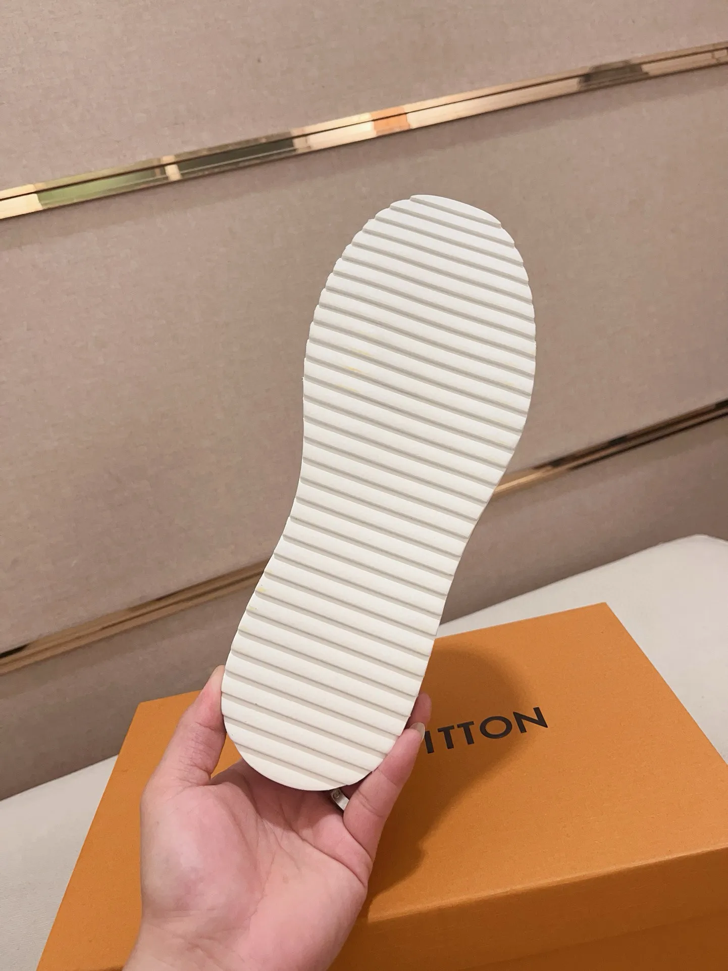 Men's shoes💰 400💰Louis Vuitton (Louis Vuitton/LV) top 🔍🔍 new models are on sale at the same time, the upper 🇮🇹 imported first-layer cowhide from Italy, fully imported sheepskin lining 💪💪, completely 1⃣️ to 1 ⃣️Re-engraved🇮🇹💪💪, ⚠Sole: The original sole is specially provided by the original factory, the exclusive movable molded sole is super comfortable, ⚠The original factory follows the order, 🔍🔍high quality, you can enter and exit the counter at will, welcome to compare⚠. Code number: 38-44. Can be customized for 45 non-refundable!